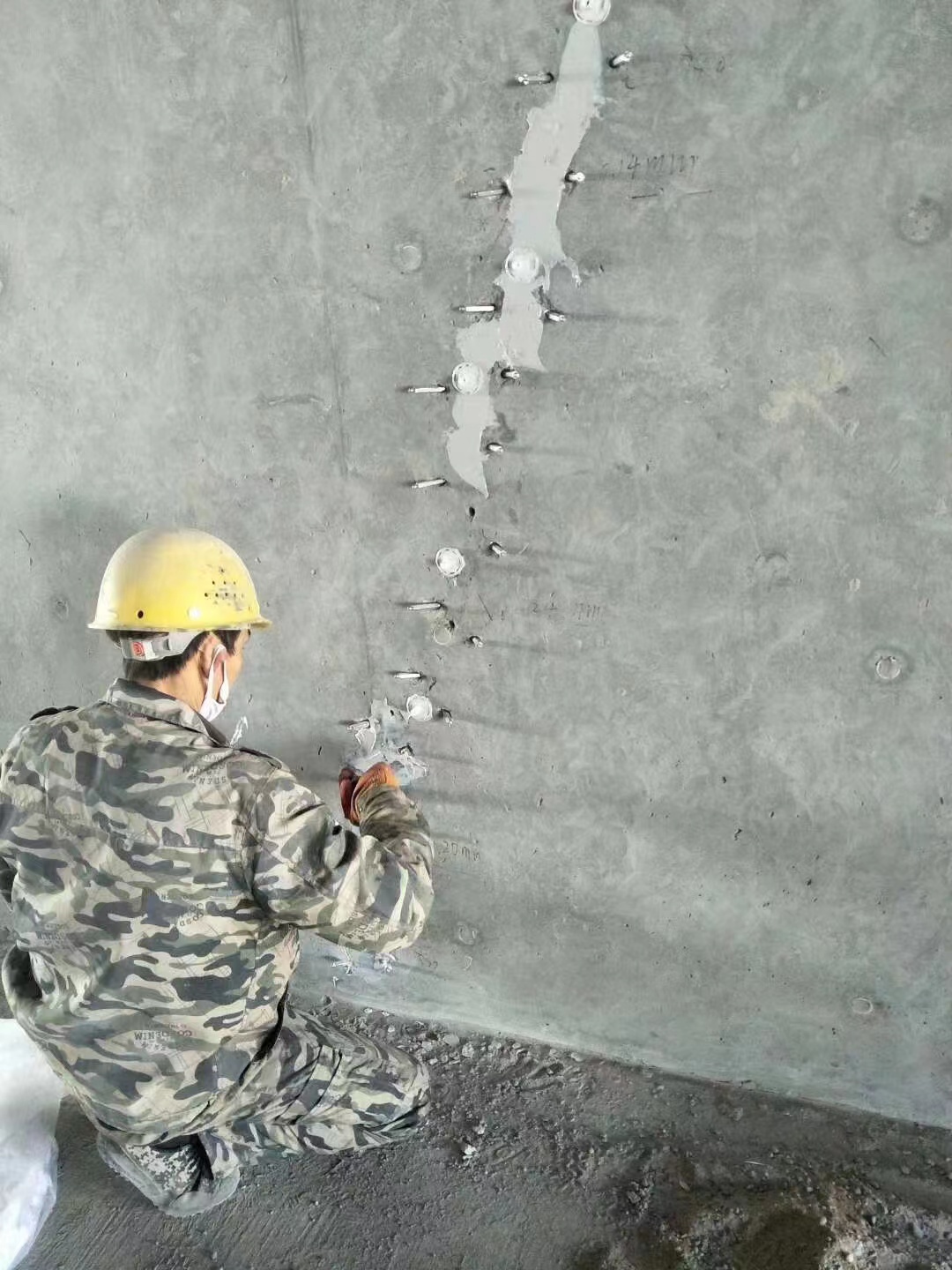 拉萨混凝土楼板裂缝加固施工的方案